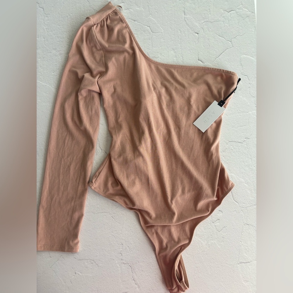 ASTR The Label Twist Back One Sleeve Bodysuit - Picture 3 of 4